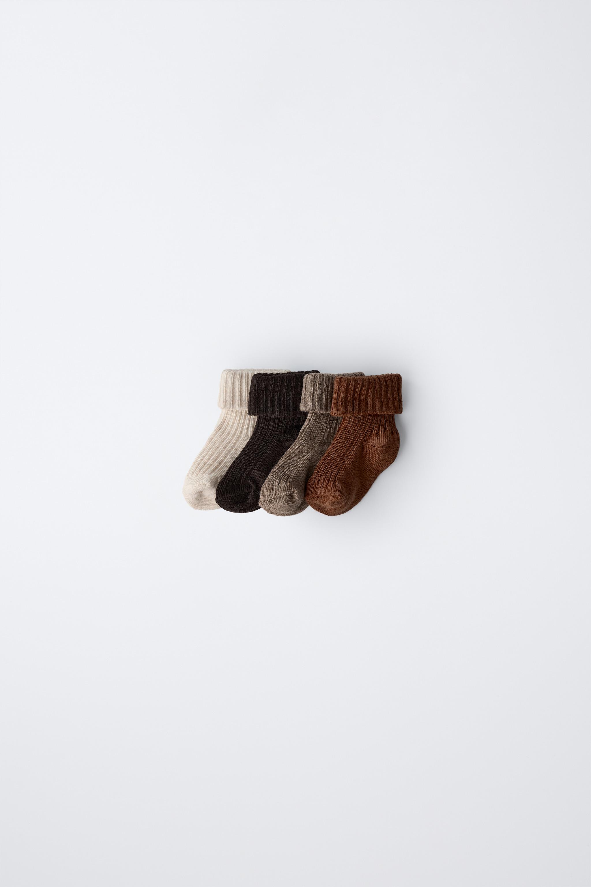 LOT DE QUATRE CHAUSSETTES COULEURS EN BOÎTE